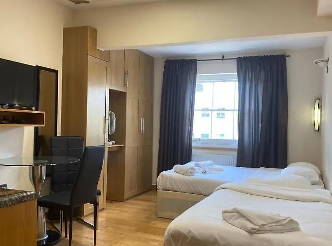 Lovely Studio Fits 3 Near Hyde Park-R22-Building32